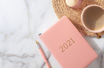 lyserød notesbog med logo