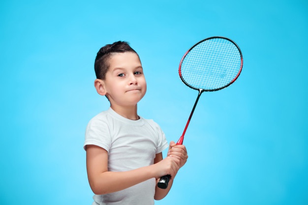dreng med badmintonketcher